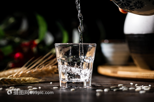 白酒倒酒 不只是动作，更是文化与艺术