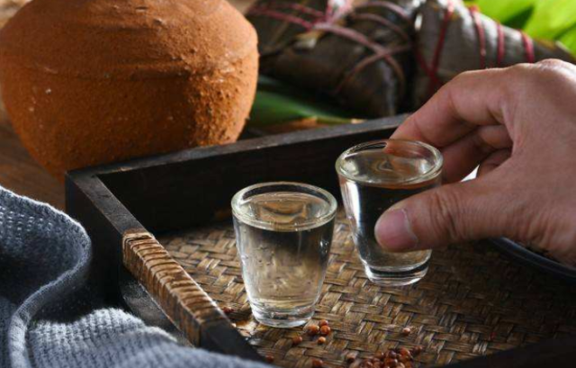买酒时怎么区分“粮食酒”和“酒精酒”?内行 教你四招快速分辨白酒